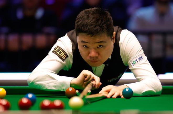 在推动游泳 在推动游泳